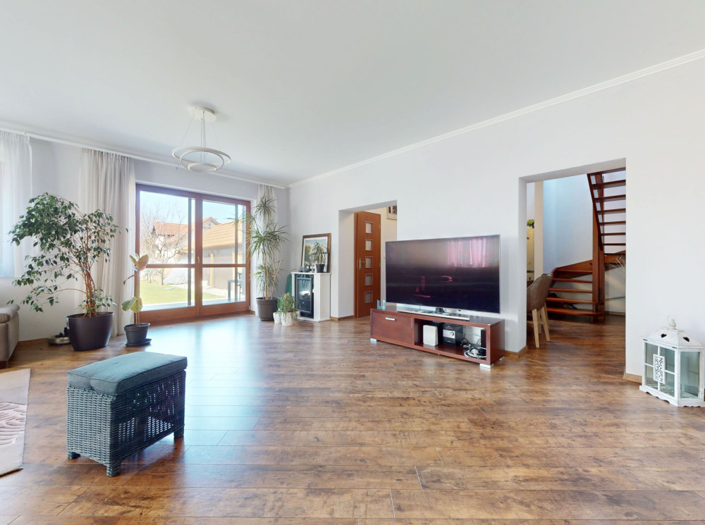 SAMOSTATNÝ RODINNÝ DOM S 8-ÁROVÝM POZEMKOM, JAROVCE