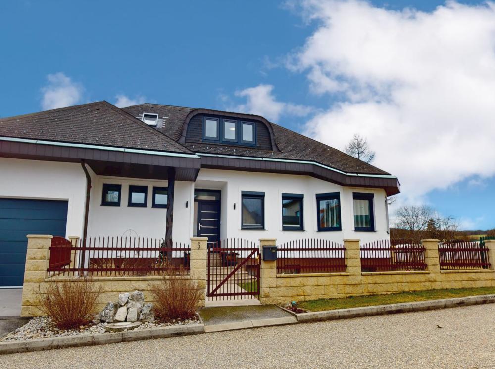 Výnimočný rodinný dom s veľkým pozemkom a halou