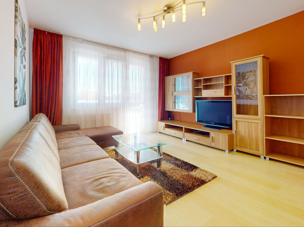 PRENÁJOM: Svetlý 3i byt s 2 loggiami pri lese – Hlaváčikova, Dlhé diely