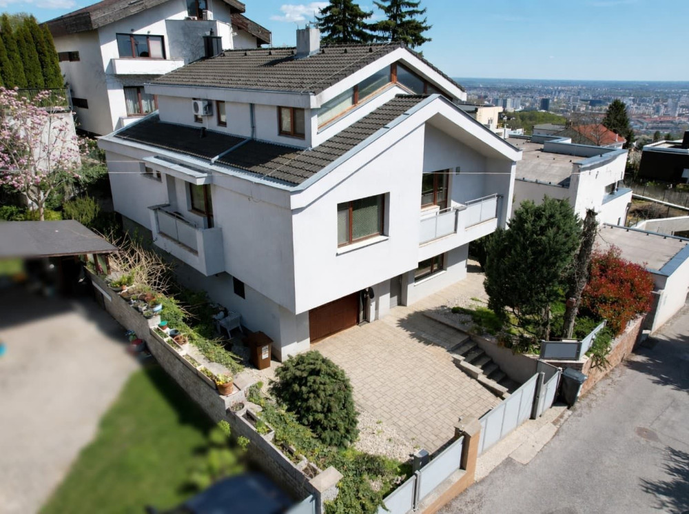 Priestranný rodinný dom s krásnym výhľadom, Koliba – Deviata ulica.