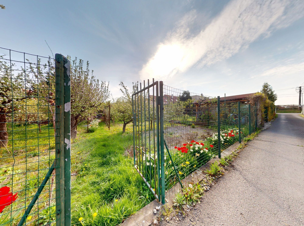 NA PREDAJ - Záhrada s chatkou pri jazere Zlaté Piesky v uzavretej časti  Mokráň Záhon - Trnávka