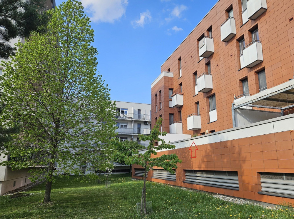 2– izb. byt prerobený na 2,5 izb. s terasou v Záhorskej Bystrici, Bratislavská ul.