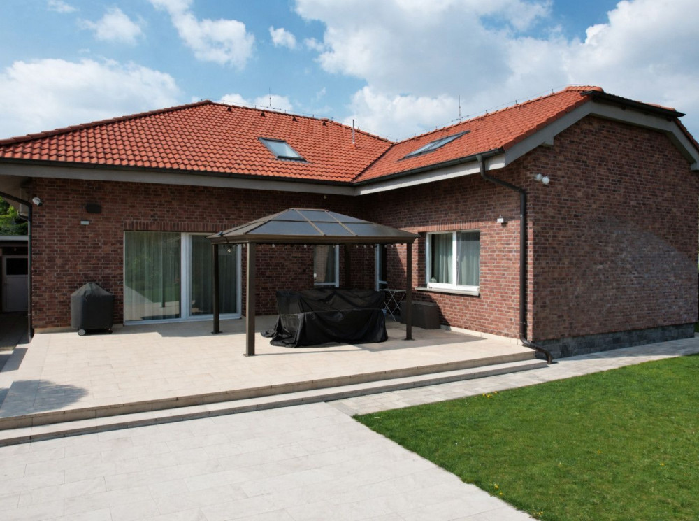 Prémiový  dom so súkromným wellness a bazénom — Malinovo