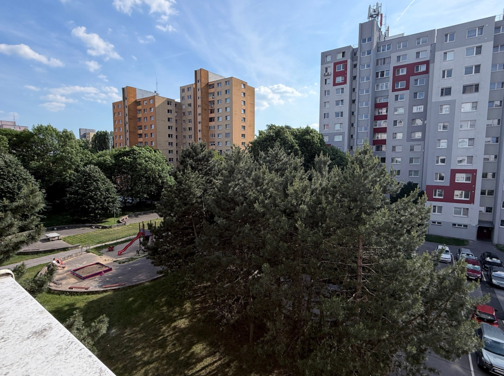 3-izbový byt v pôvodnom stave začiatok Petržalky oproti Ekonomickej univerzite, Mamateyova ulica