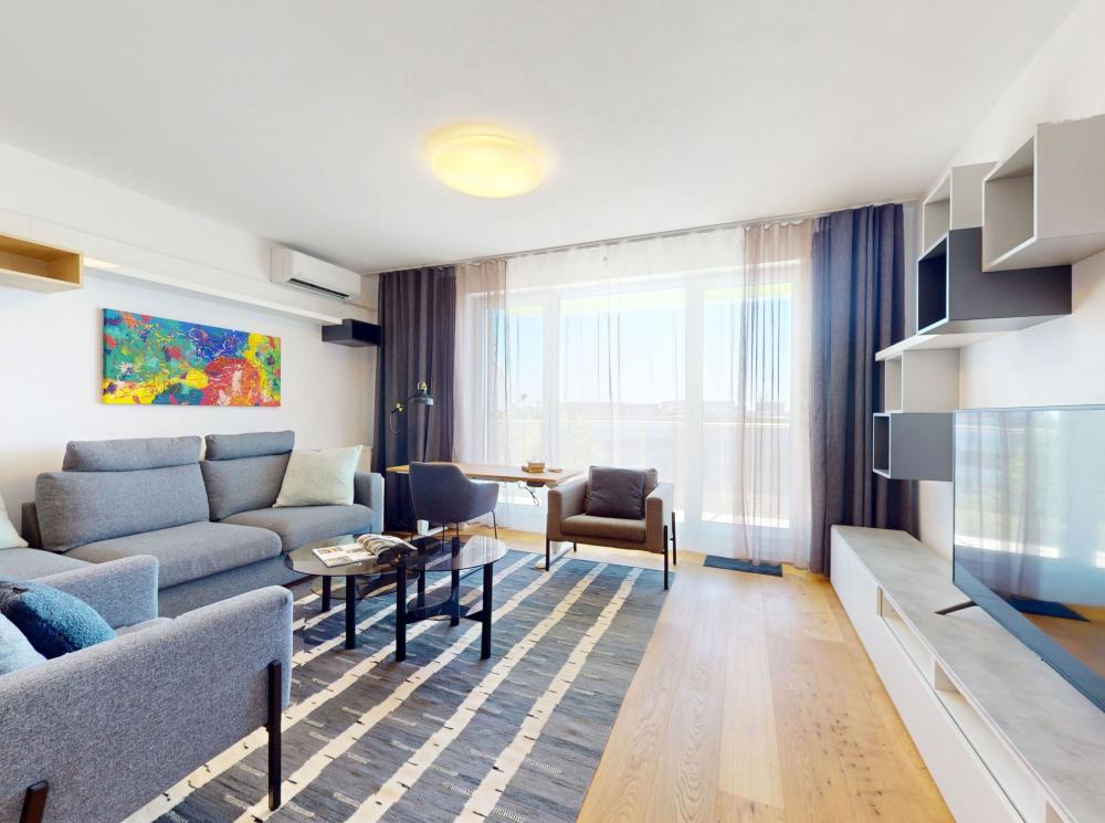 Klimatizovaný 2i byt s veľkou terasou (16 m²) a parkovaním pri lese – Nové Mesto