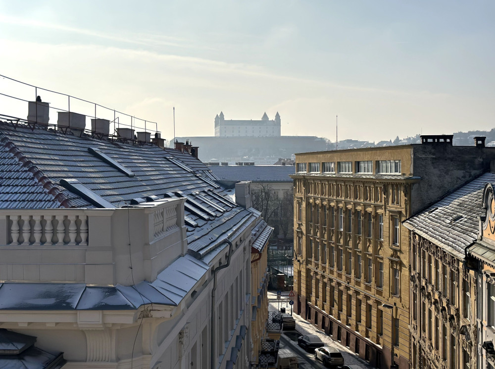 Bývanie v srdci mesta s ikonickým výhľadom na hrad - 2 izb byt na Gunduličovej ul. Bratislava