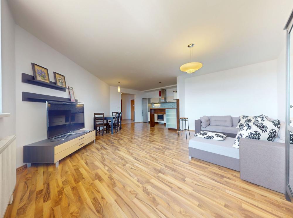Na prenájom  priestranný 3-izbový byt 116m² s krásnym výhľadom na Bratislavský hrad a Staré Mesto.