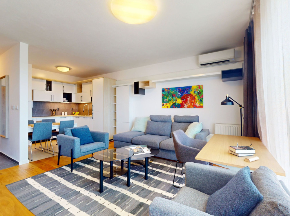 Klimatizovaný 2i byt s veľkou terasou (16 m²) a parkovaním pri lese – Nové Mesto