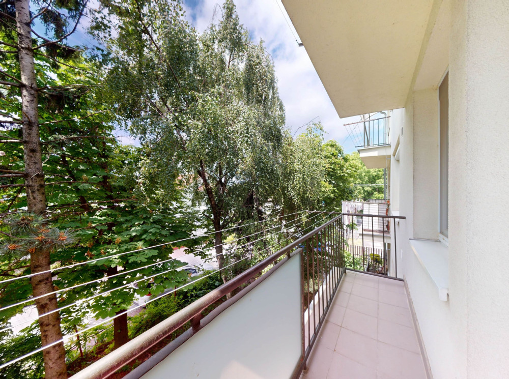 Na predaj priestranný 2-izbový byt s balkónom a vstupom na záhradu – Bratislava-Rusovce, Kovácsova ul.