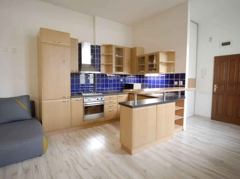 Prenájom 2 izb. bytu v centre, Obchodná ul., zariadený, cena aj s energiami