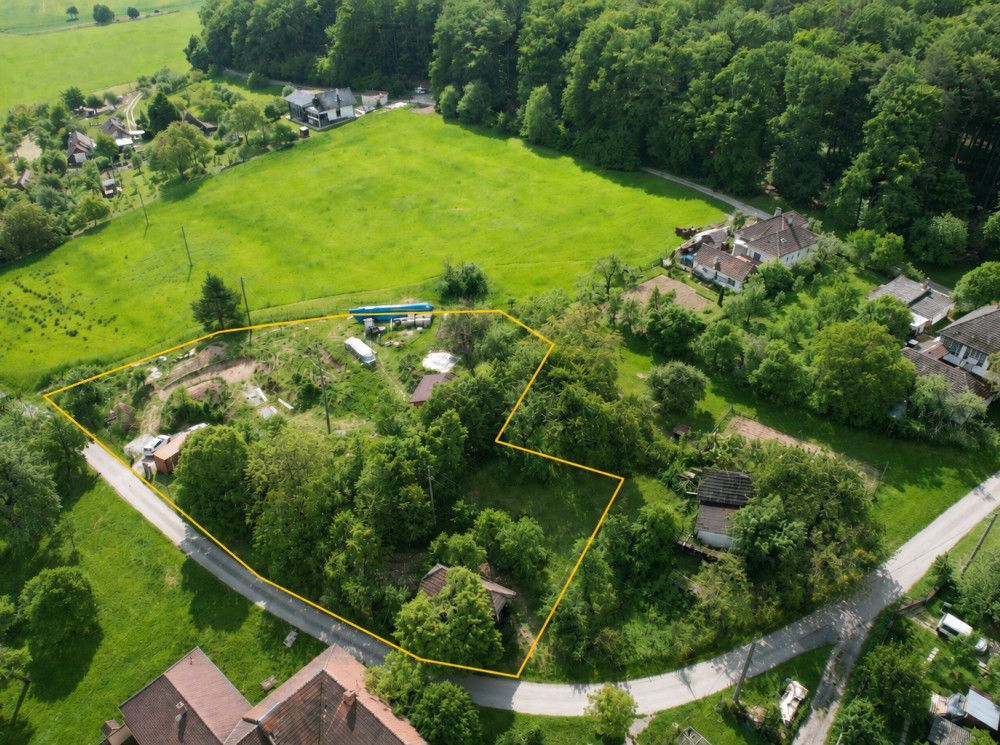 Novostavba domčeka  na pozemku s výmerou 2710 m² v srdci Kopaníc so stavebným povolením na dom a garáž.