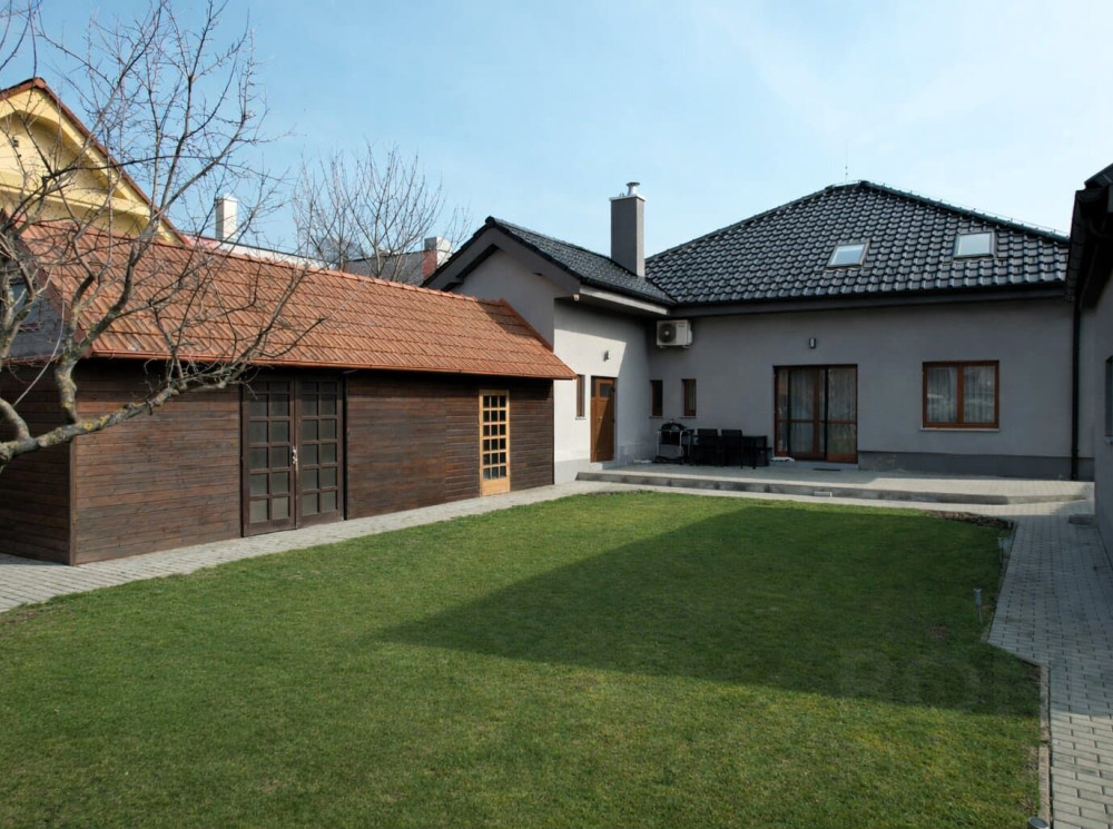 SAMOSTATNÝ RODINNÝ DOM S 8-ÁROVÝM POZEMKOM, JAROVCE
