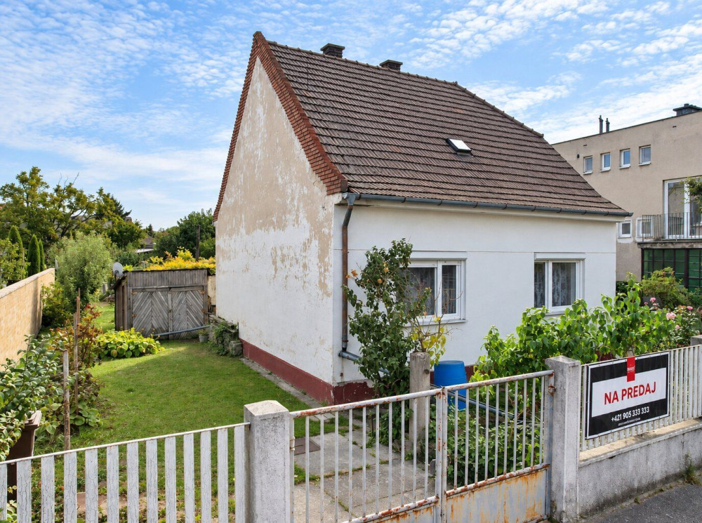 SAMOSTATNÝ RODINNÝ DOM SO 6-ÁROVÝM POZEMKOM, PETRŽALKA – LEVOČSKÁ UL.