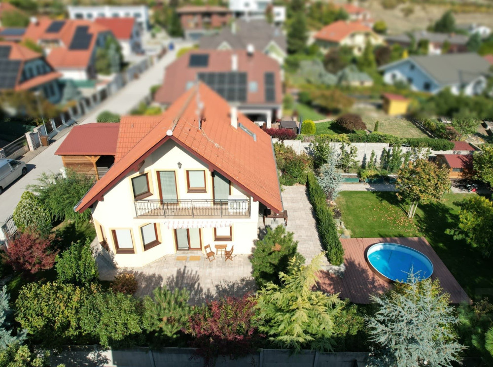 Elegantný 4-izbový rodinný dom s osobitým charakterom po kompletnej rekonštrukcii v Pezinku /v Limbachu/.