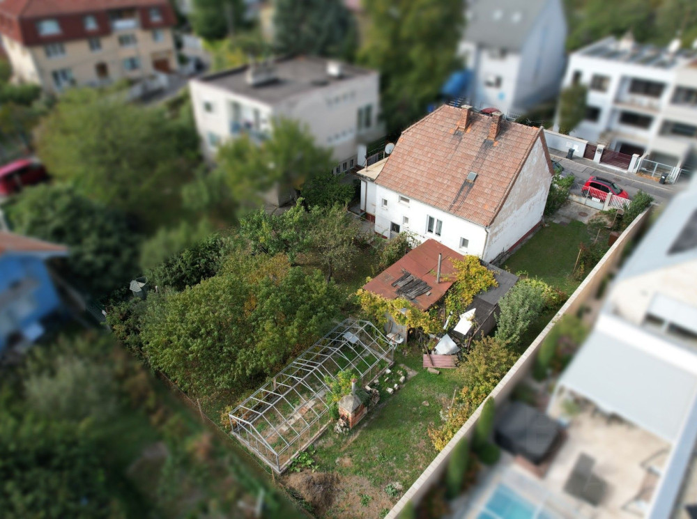 SAMOSTATNÝ RODINNÝ DOM SO 6-ÁROVÝM POZEMKOM, PETRŽALKA – LEVOČSKÁ UL.