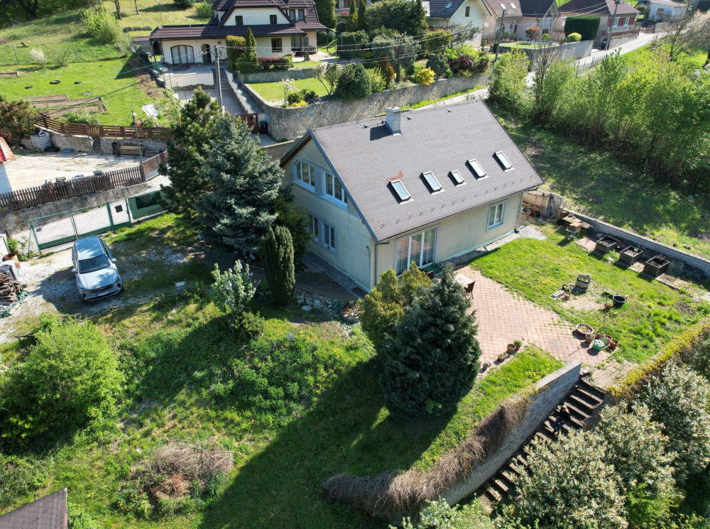 NA PREDAJ: samostatne stojaci 7-izbový rodinný dom s veľkou záhradou v srdci Malých Karpát – Pernek