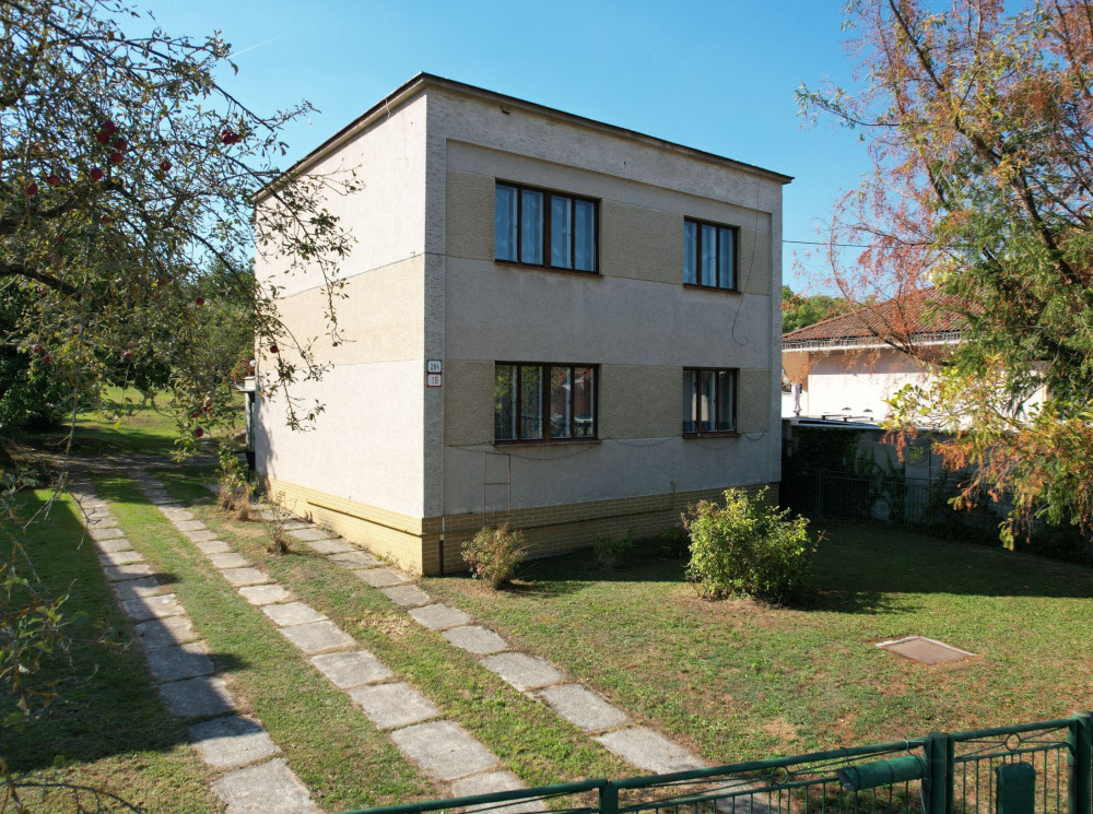 SAMOSTATNÝ RODINNÝ DOM S 16,5-ÁROVÝM POZEMKOM, PRAŠICE