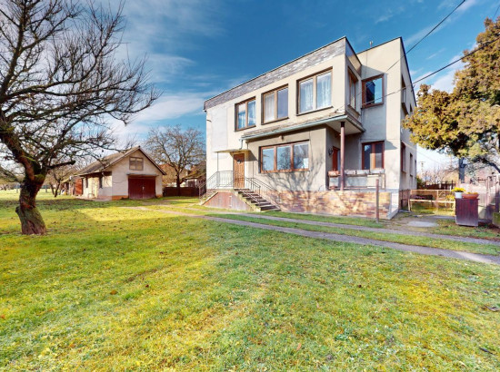 INVESTIČNÁ PRÍLEŽITOSŤ PRE DEVELOPEROV –  rozľahlý pozemok 3 359 m² + rodinný dom v Dunajskej Lužnej (Hlavná ulica)