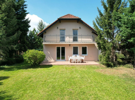 Priestranný rodinný dom s veľkým pozemkom v tichom prostredí