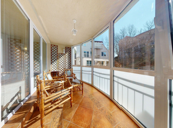 PRENÁJOM -  Pod Hradom 4-izbový byt na Zámockej ulici s parkovaním