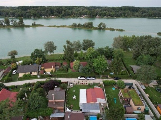 Romantická chata so súpisným číslom pri jazere, ihneď k užívaniu, Vojka