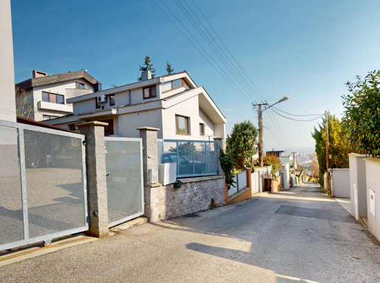 Priestranný rodinný dom s krásnym výhľadom, Koliba – Deviata ulica.