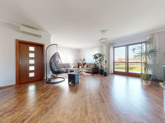 SAMOSTATNÝ RODINNÝ DOM S 8-ÁROVÝM POZEMKOM, JAROVCE