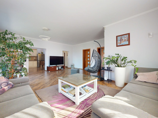 SAMOSTATNÝ RODINNÝ DOM S 8-ÁROVÝM POZEMKOM, JAROVCE