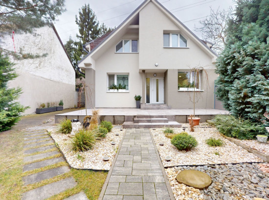 Rodinný dom s tromi bytovými jednotkami v Dúbravke