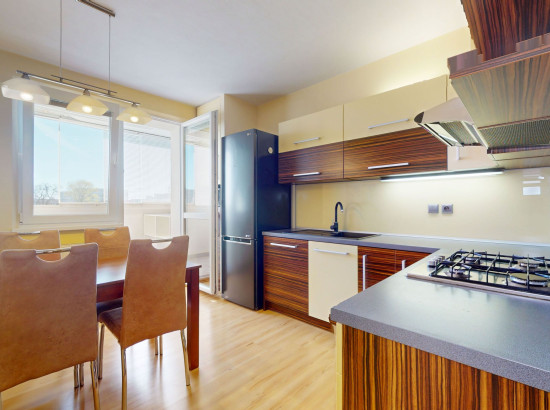 PRENÁJOM: Svetlý 3i byt s 2 loggiami pri lese – Hlaváčikova, Dlhé diely