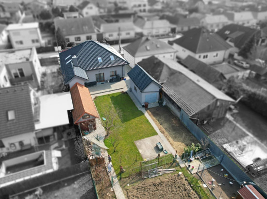 SAMOSTATNÝ RODINNÝ DOM S 8-ÁROVÝM POZEMKOM, JAROVCE