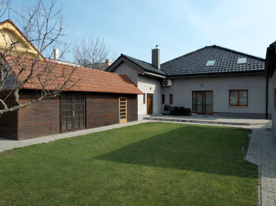 SAMOSTATNÝ RODINNÝ DOM S 8-ÁROVÝM POZEMKOM, JAROVCE