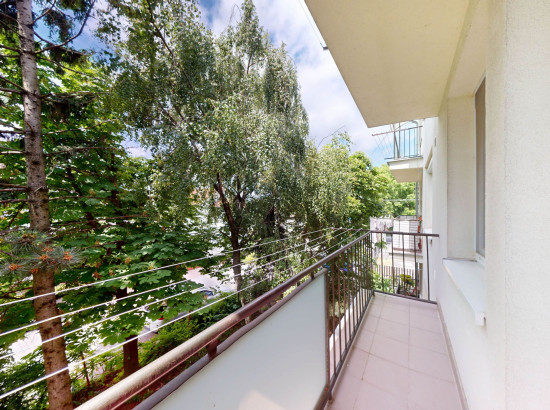 Na predaj priestranný 2-izbový byt s balkónom a vstupom na záhradu – Bratislava-Rusovce, Kovácsova ul.