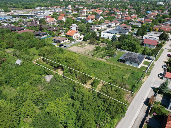Slnečný stavebný pozemok 880 m² (možnosť dvojdomu) – Jabloňová ul., Bernolákovo