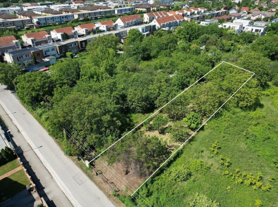 Slnečný stavebný pozemok 880 m² (možnosť dvojdomu) – Jabloňová ul., Bernolákovo