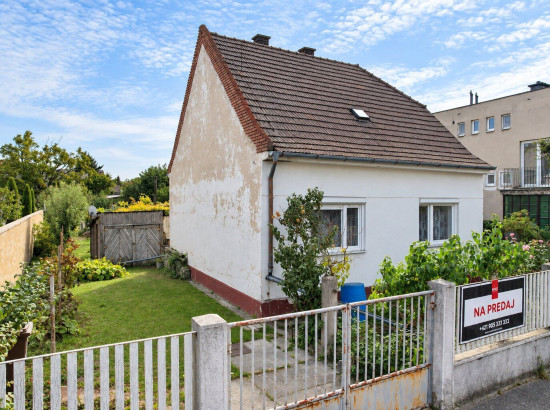 SAMOSTATNÝ RODINNÝ DOM SO 6-ÁROVÝM POZEMKOM, PETRŽALKA – LEVOČSKÁ UL.