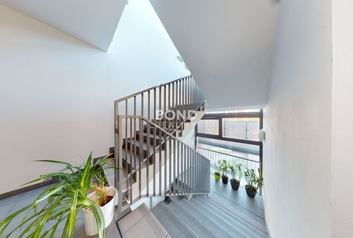 SLNEČNÝ 3-IZBOVÝ BYT S VEĽKOU LODŽIOU V NOVOSTAVBE SKYBOX