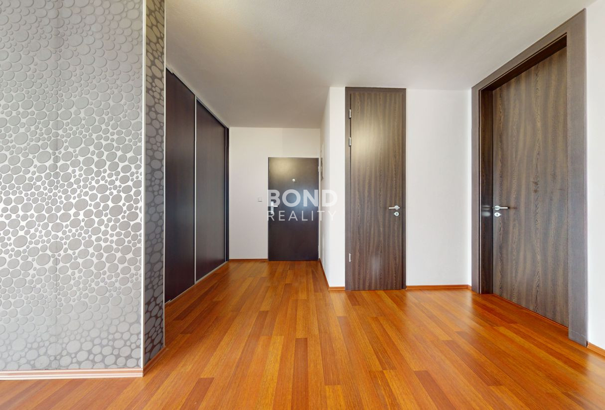 SLNEČNÝ 3-IZBOVÝ BYT S VEĽKOU LODŽIOU V NOVOSTAVBE SKYBOX