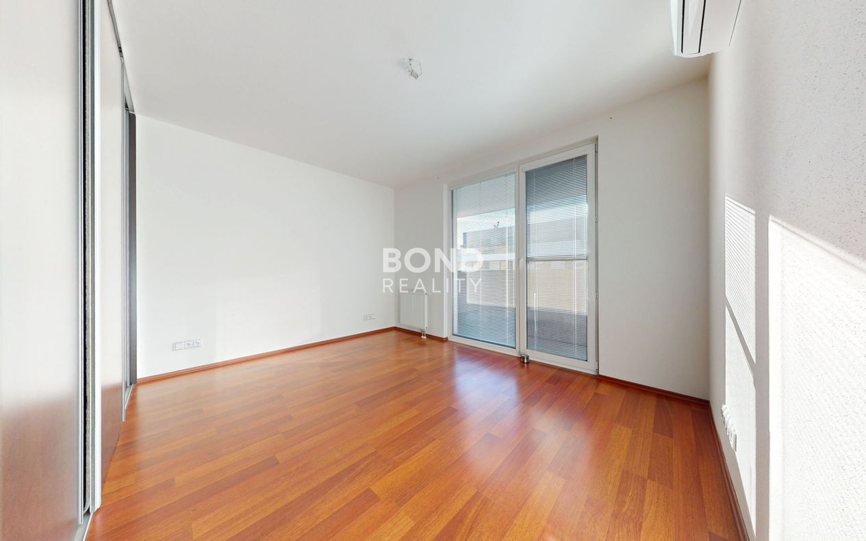 SLNEČNÝ 3-IZBOVÝ BYT S VEĽKOU LODŽIOU V NOVOSTAVBE SKYBOX