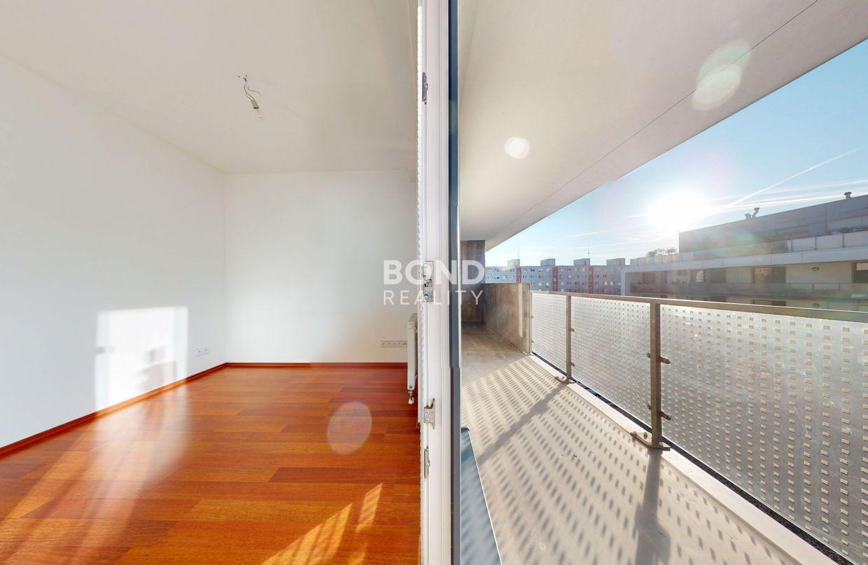 SLNEČNÝ 3-IZBOVÝ BYT S VEĽKOU LODŽIOU V NOVOSTAVBE SKYBOX