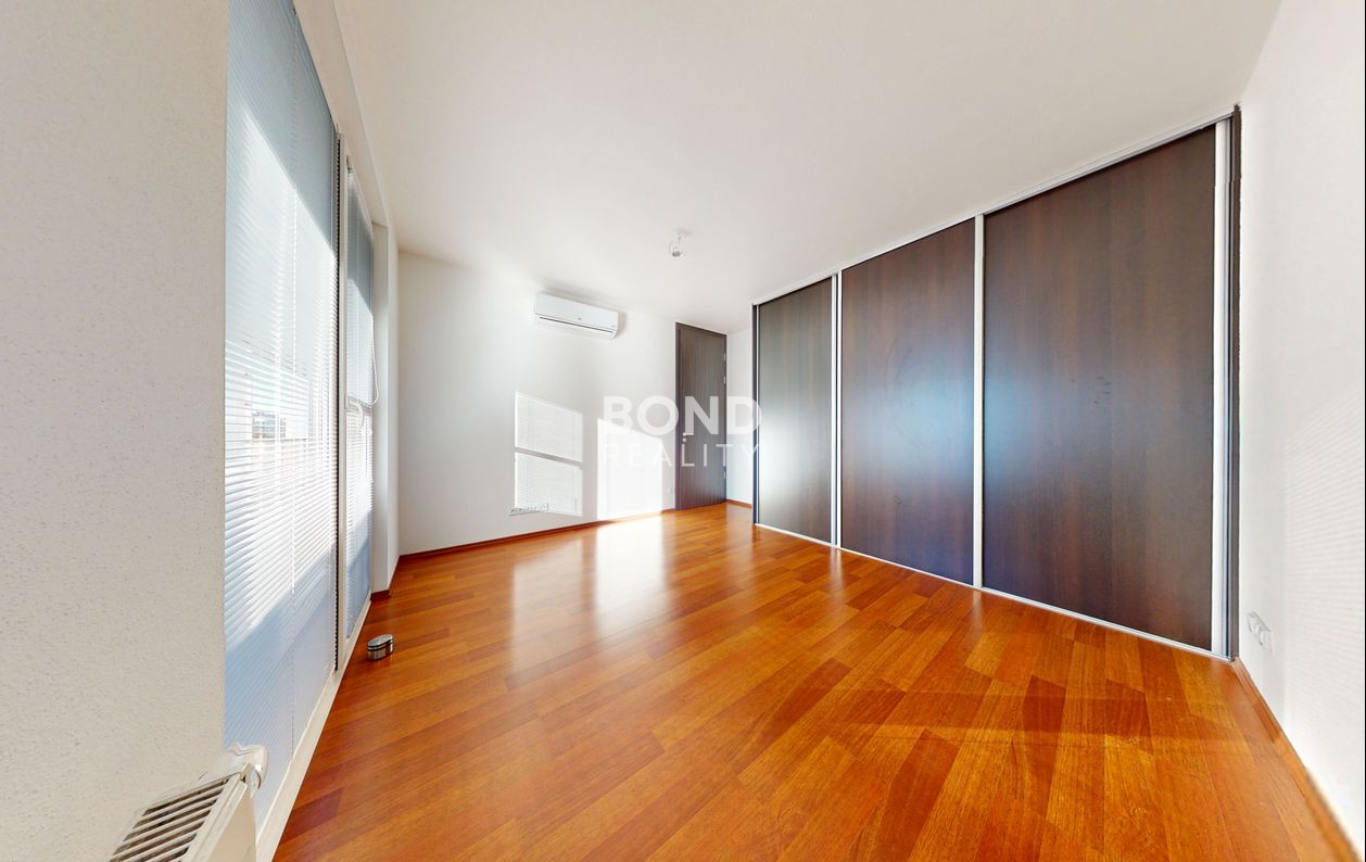 SLNEČNÝ 3-IZBOVÝ BYT S VEĽKOU LODŽIOU V NOVOSTAVBE SKYBOX