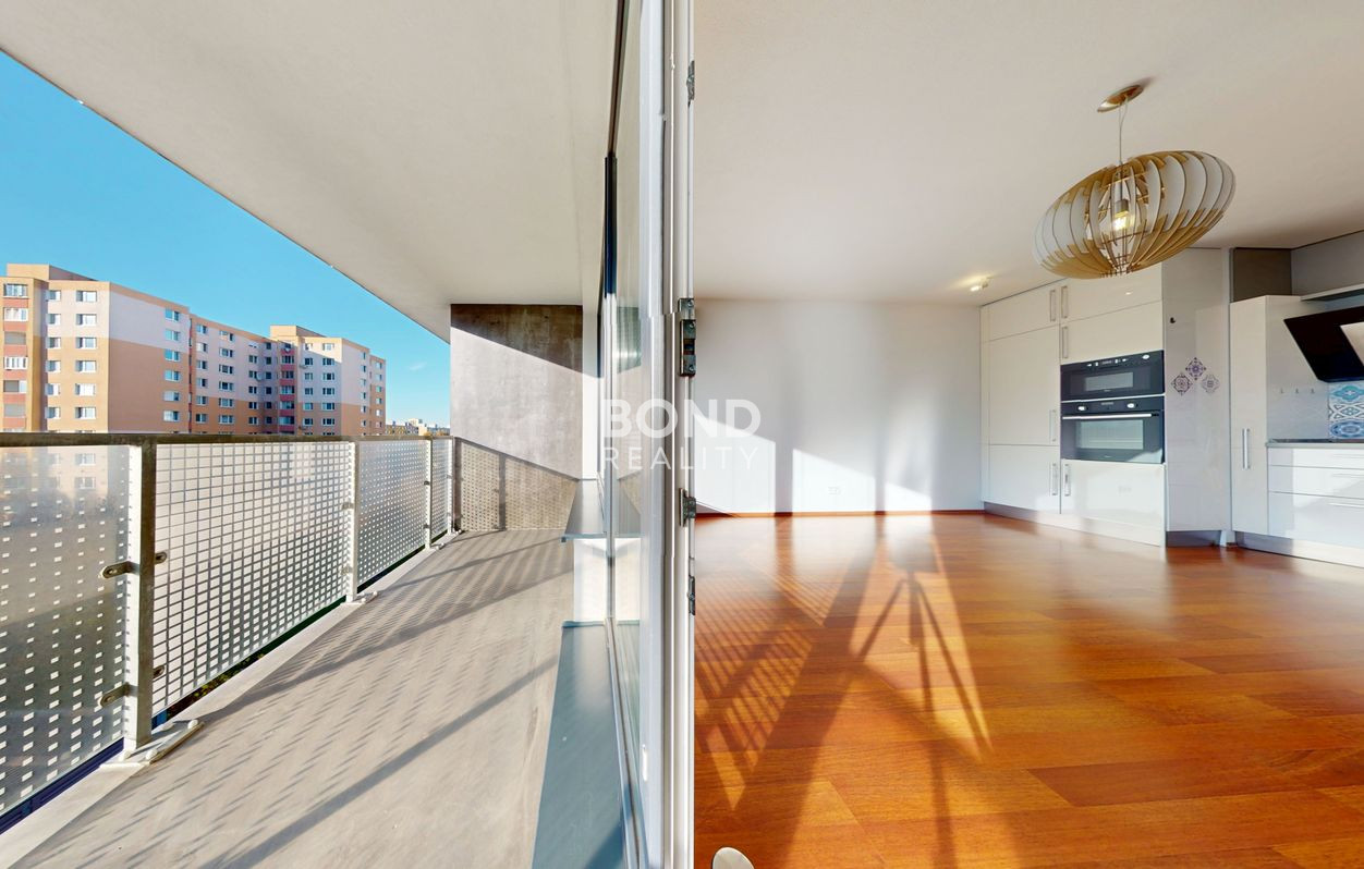 SLNEČNÝ 3-IZBOVÝ BYT S VEĽKOU LODŽIOU V NOVOSTAVBE SKYBOX