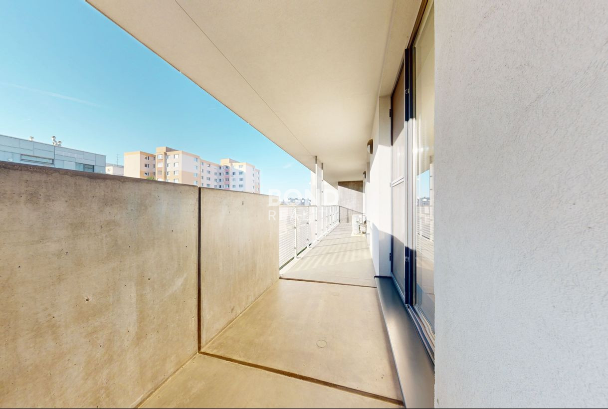 SLNEČNÝ 3-IZBOVÝ BYT S VEĽKOU LODŽIOU V NOVOSTAVBE SKYBOX