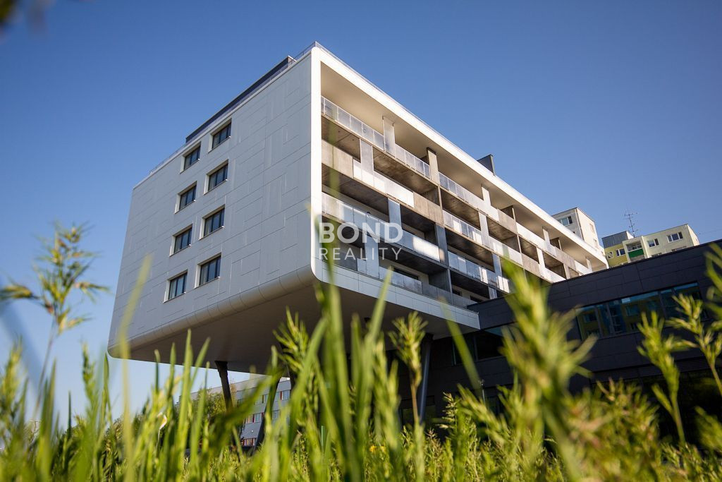 SLNEČNÝ 3-IZBOVÝ BYT S VEĽKOU LODŽIOU V NOVOSTAVBE SKYBOX